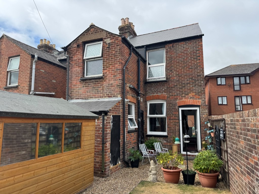 Lot: 158 - TWO-BEDROOM END-TERRACE HOUSE FOR INVESTMENT - Rear elevation of house with garden